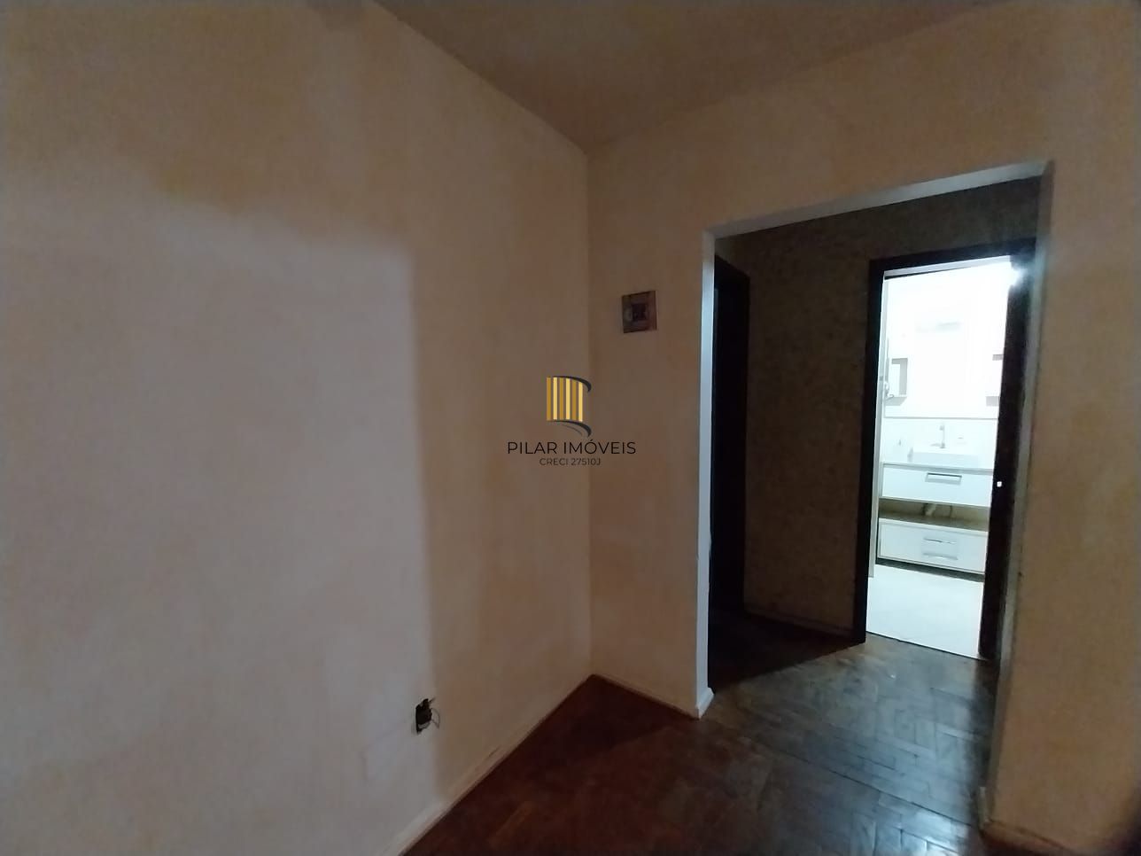 Apartamento térreo, 2 dormitórios. 2 banheiros, demais peças, Menino Deus