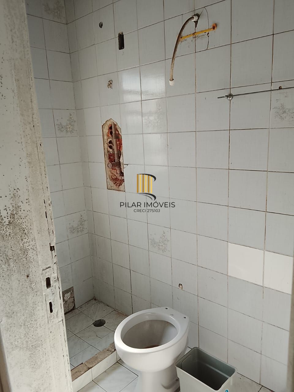 Prédio na Duque de Caxias, desocupado espaço amplo. Preço atrativo.