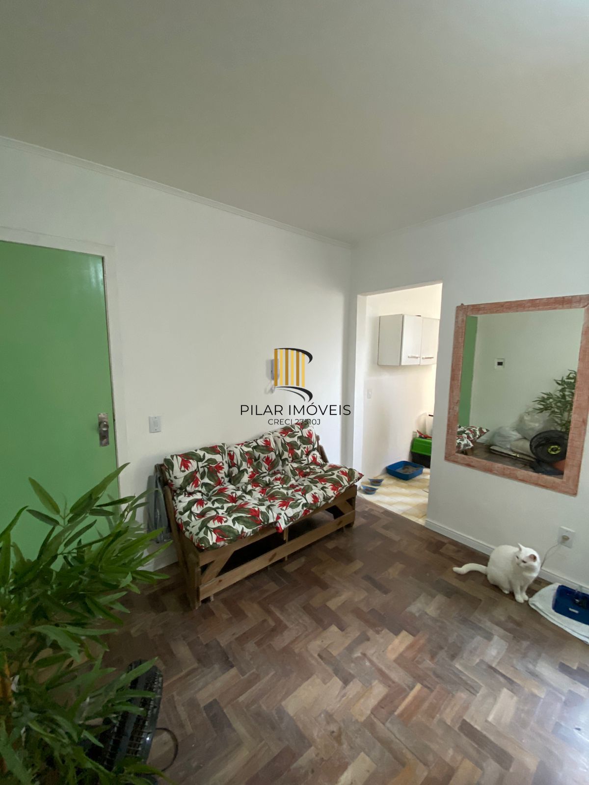 Apartamento térreo, com pátio na Rua Chile Bairro Jardim Botânico,ótimo local