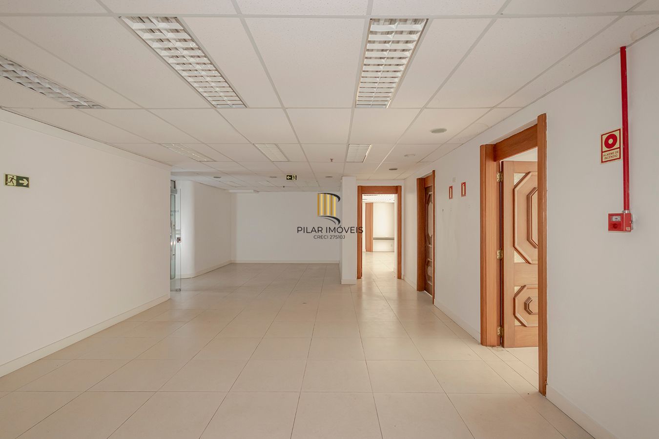 Conjunto Comercial, meio andar inteiro com várias salas e salão!