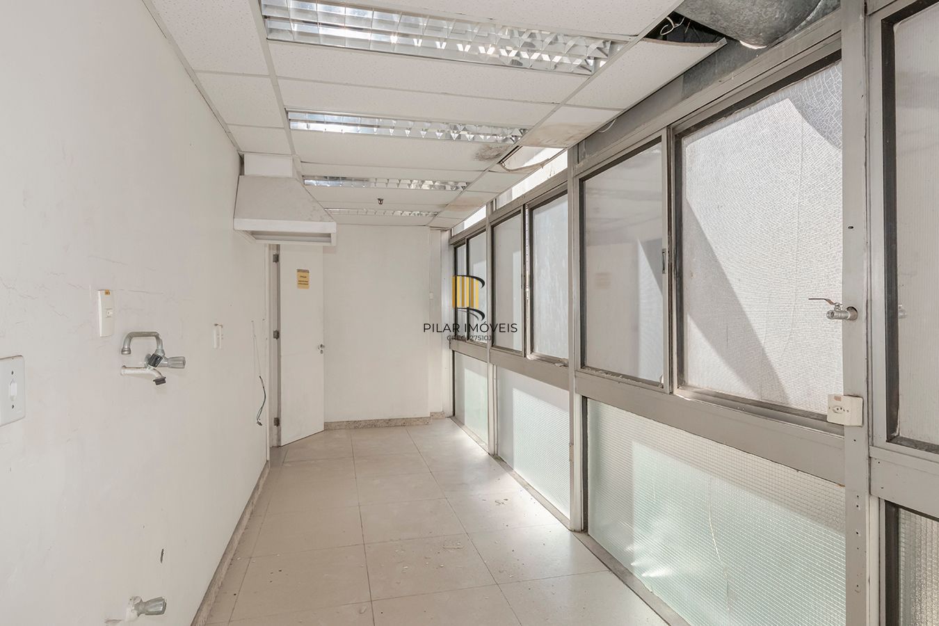 Conjunto Comercial, meio andar inteiro com várias salas e salão!