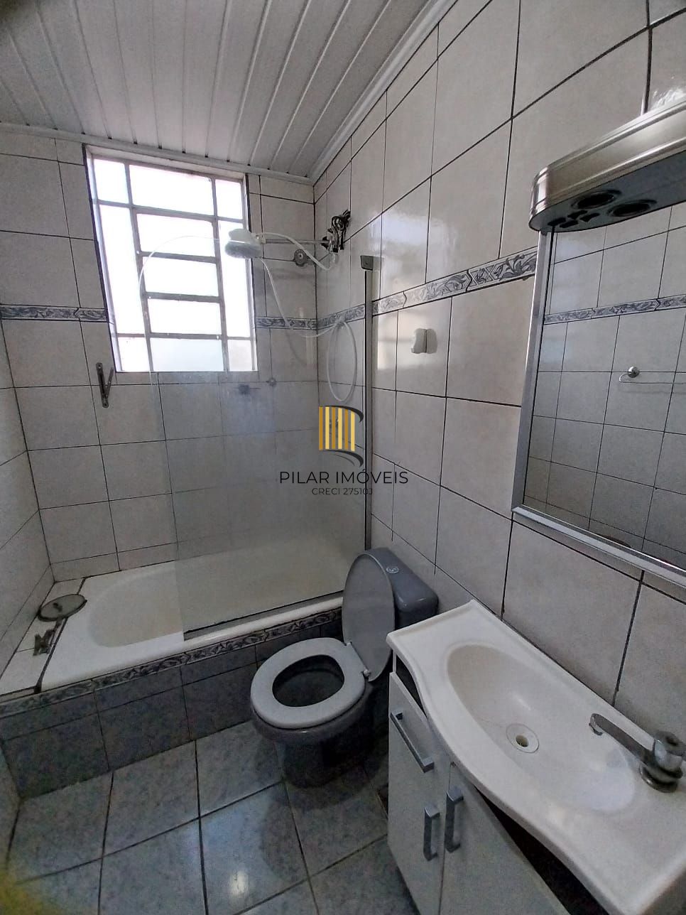 Oportunidade apartamento 2 dormitórios, com sacada em um deles e área de serviço. Centro Histórico P. Alegre.