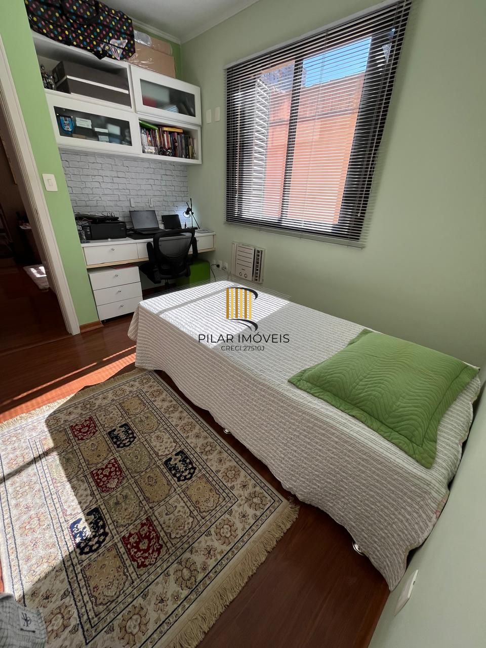 Excelente apartamento, BOX duplo, Cidade Baixa, 3D, 1 suite, semimobiliado, sala de jantar e 2 salas de estar, lareira e churrasqueira. 2 banheiros.