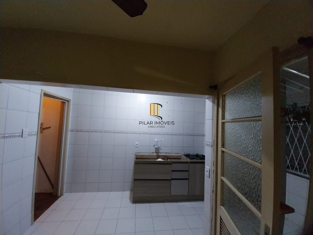 Apartamento térreo, 2 dormitórios. 2 banheiros, demais peças, Menino Deus