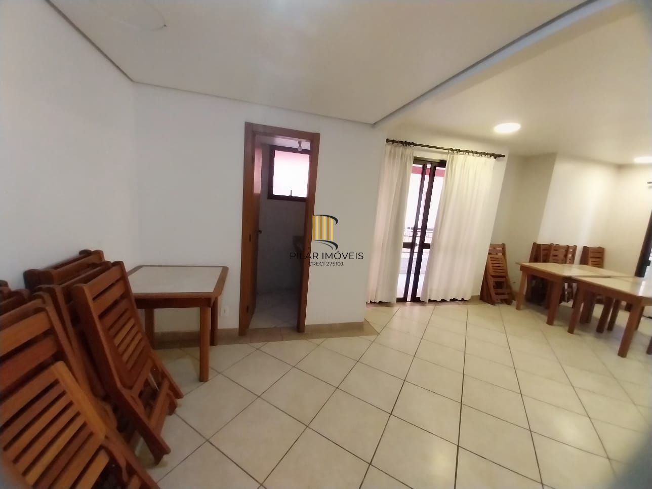 Excelente apartamento, BOX duplo, Cidade Baixa, 3D, 1 suite, semimobiliado, sala de jantar e 2 salas de estar, lareira e churrasqueira. 2 banheiros.