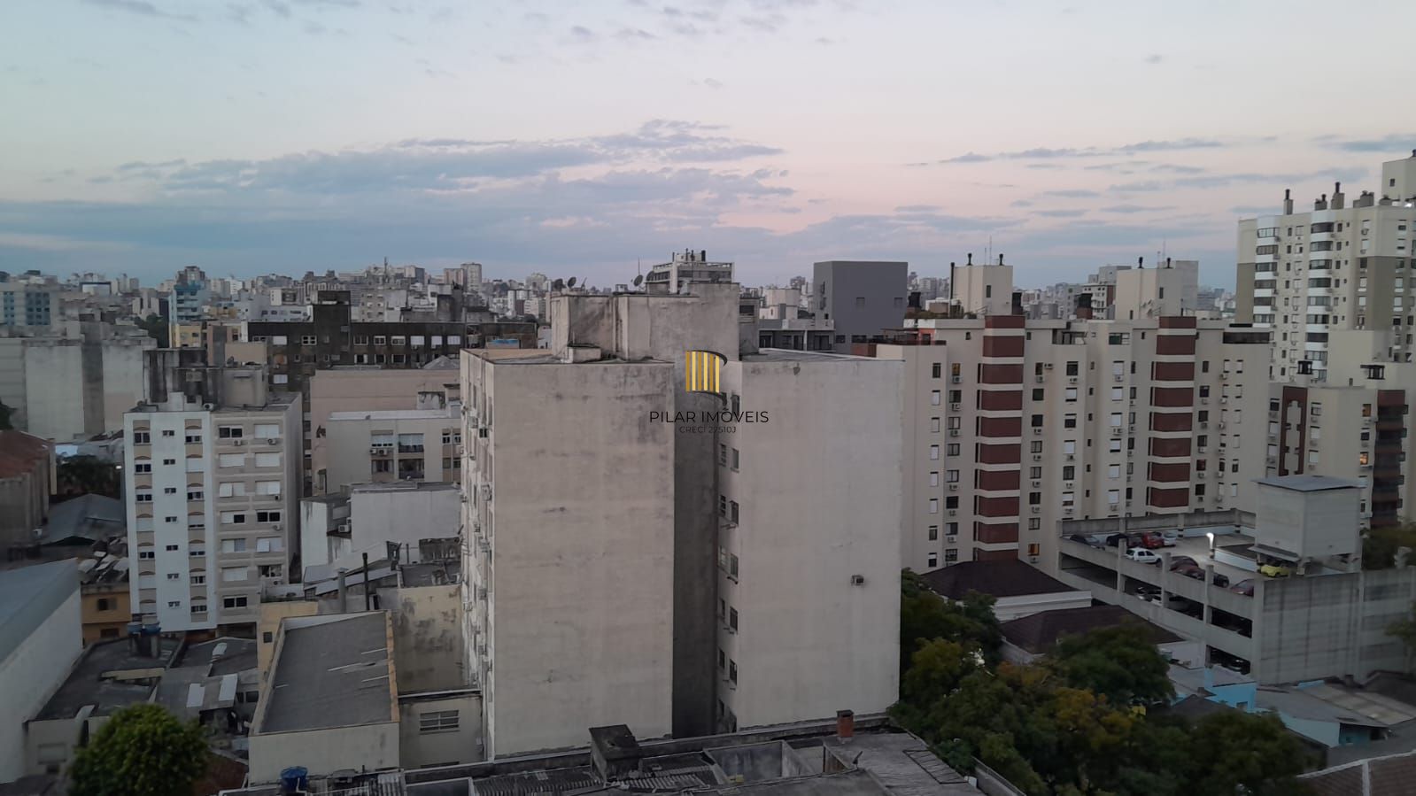 Excelente e amplo apartamento 2D desocupado na Cidade Baixa, Porto Alegre, Preço Atrativo.