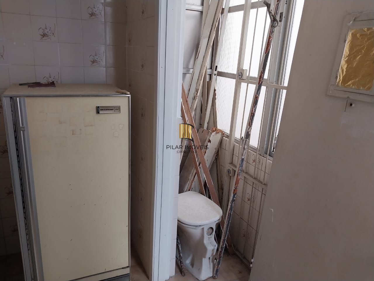 Oportunidade, partamento 1 dorm. demais peças, Trav. do Carmo.