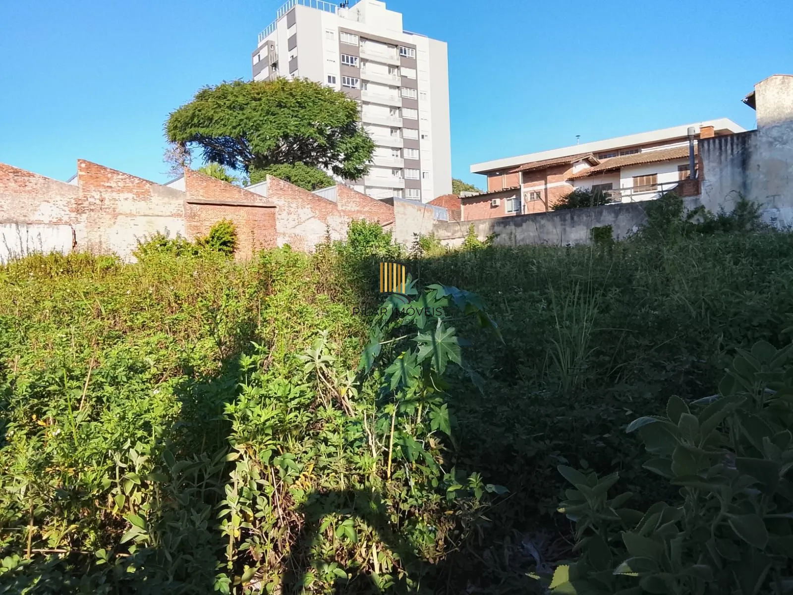 4 Terrenos residencial ou comercial, com tapume na frente, desinpedido sem muros intermediários total de 1.126,81 m²