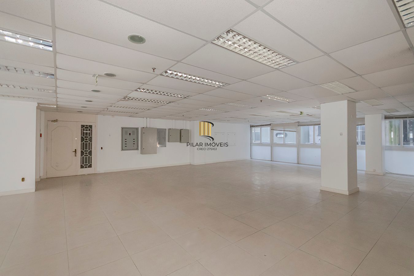 Conjunto Comercial, meio andar inteiro com várias salas e salão!
