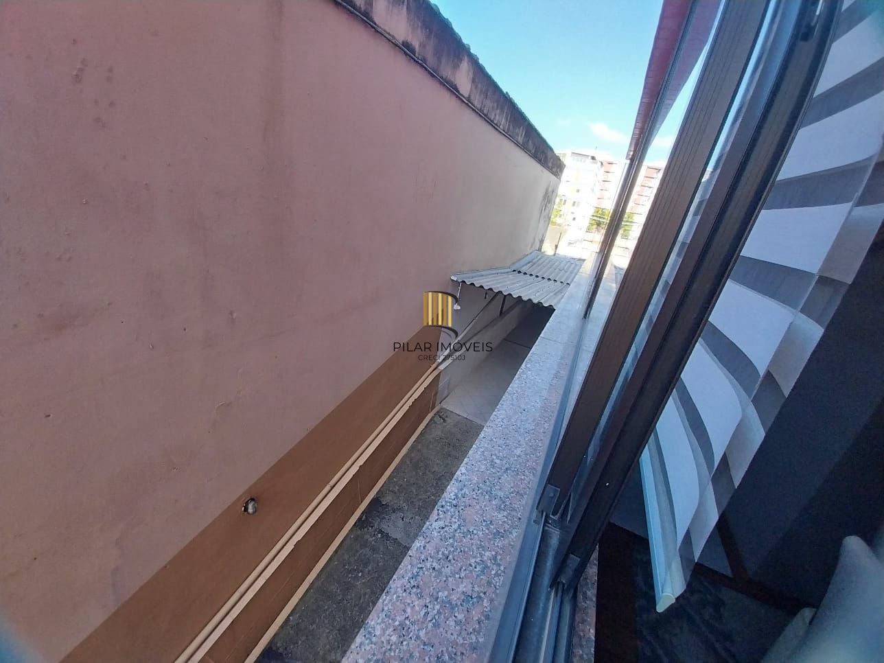 Excelente apartamento, BOX duplo, Cidade Baixa, 3D, 1 suite, semimobiliado, sala de jantar e 2 salas de estar, lareira e churrasqueira. 2 banheiros.