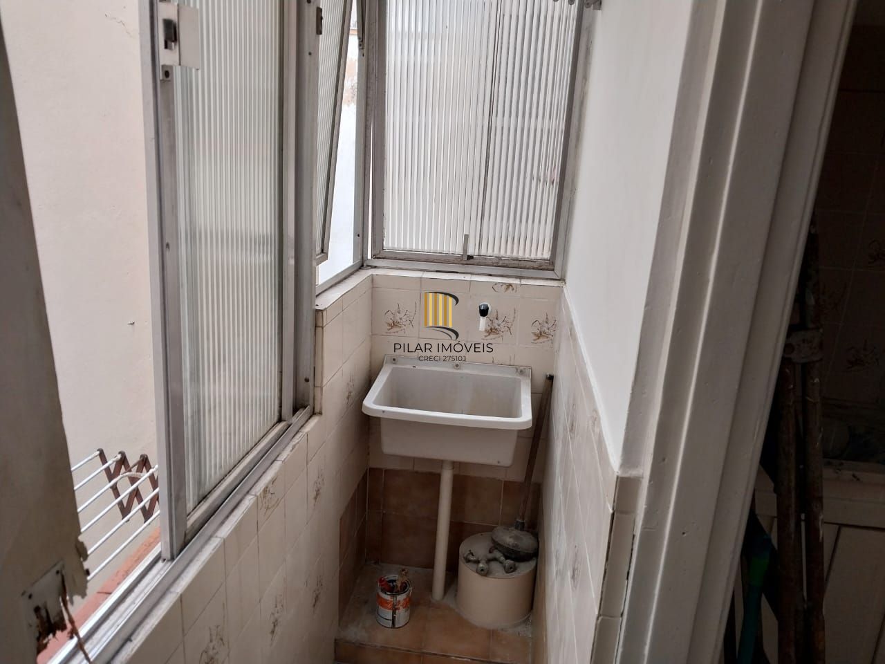 Oportunidade, partamento 1 dorm. demais peças, Trav. do Carmo.