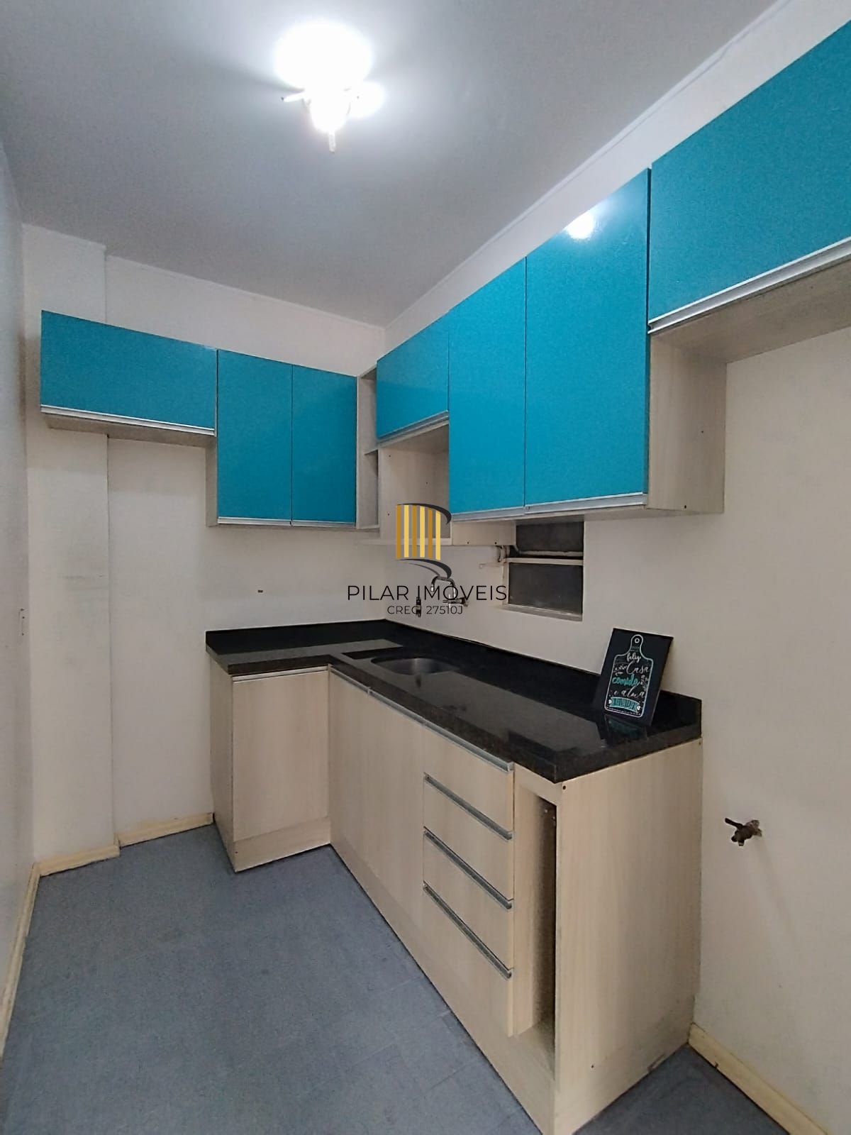 Excelente ap 1D com Suíte, cozinha planejada e banheiro reformado. Lima e Silva, centro P. Alegre