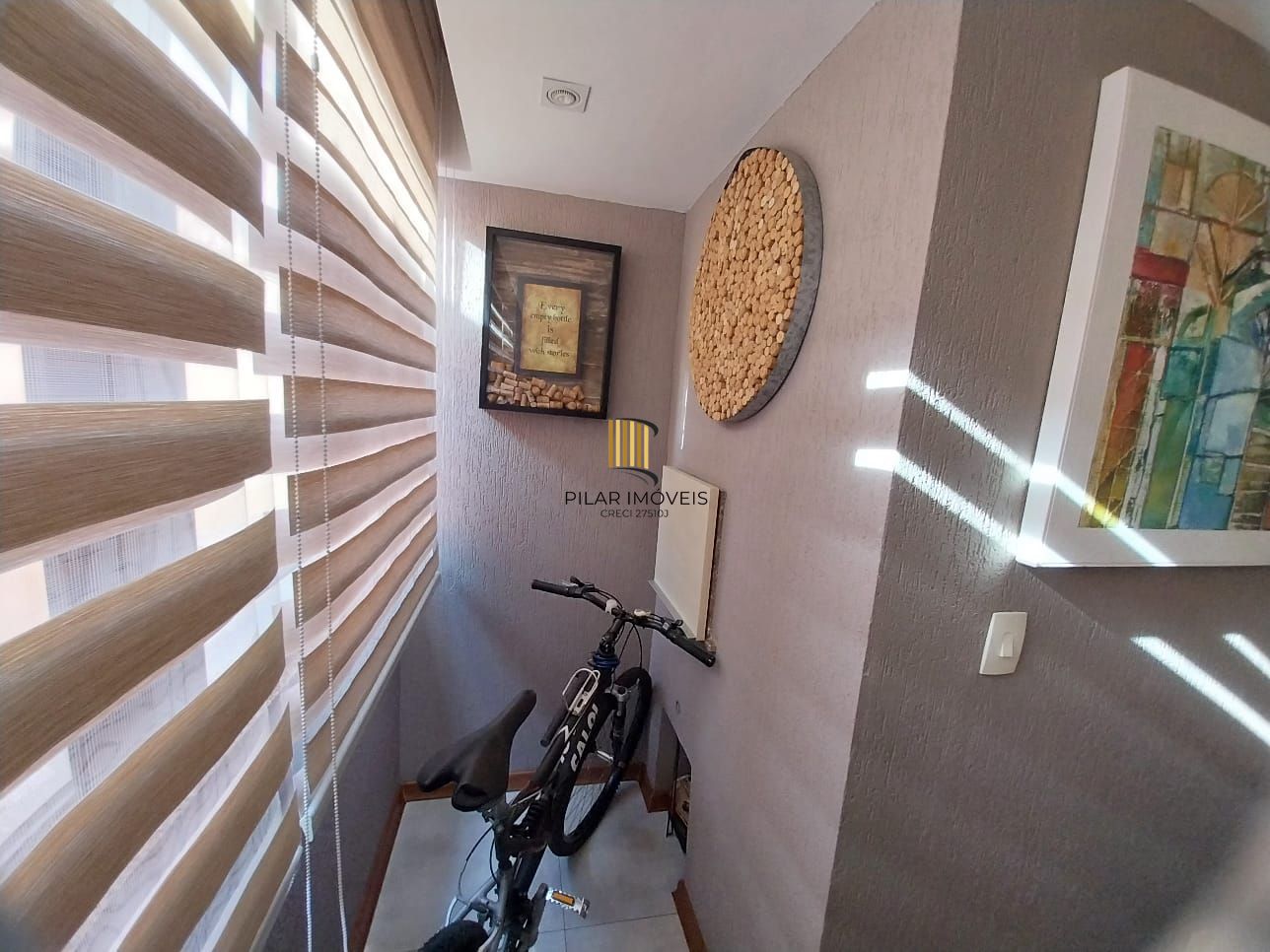 Excelente apartamento, BOX duplo, Cidade Baixa, 3D, 1 suite, semimobiliado, sala de jantar e 2 salas de estar, lareira e churrasqueira. 2 banheiros.