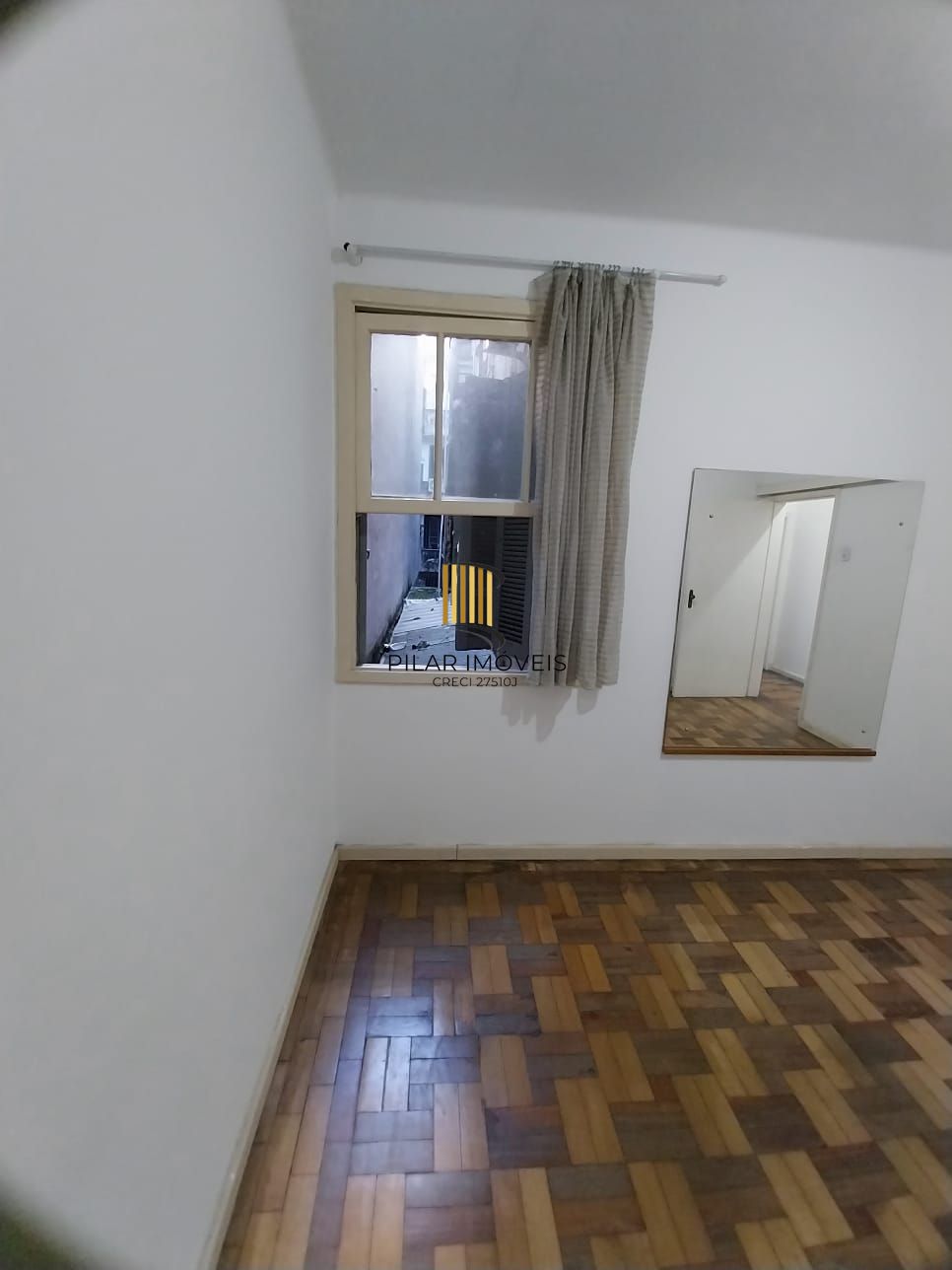 Oportunidade apartamento 2 dormitórios, com sacada em um deles e área de serviço. Centro Histórico P. Alegre.