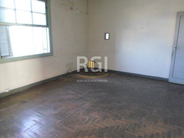 Prédio residencial e comercial, no bairro Navegantes em Porto Alegre