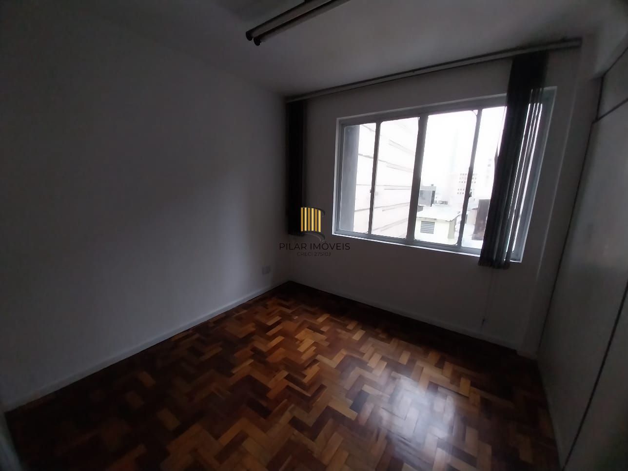 Oportunidade Sala Comercial Centro Frente andar Alto, Preço ATRATIVO.