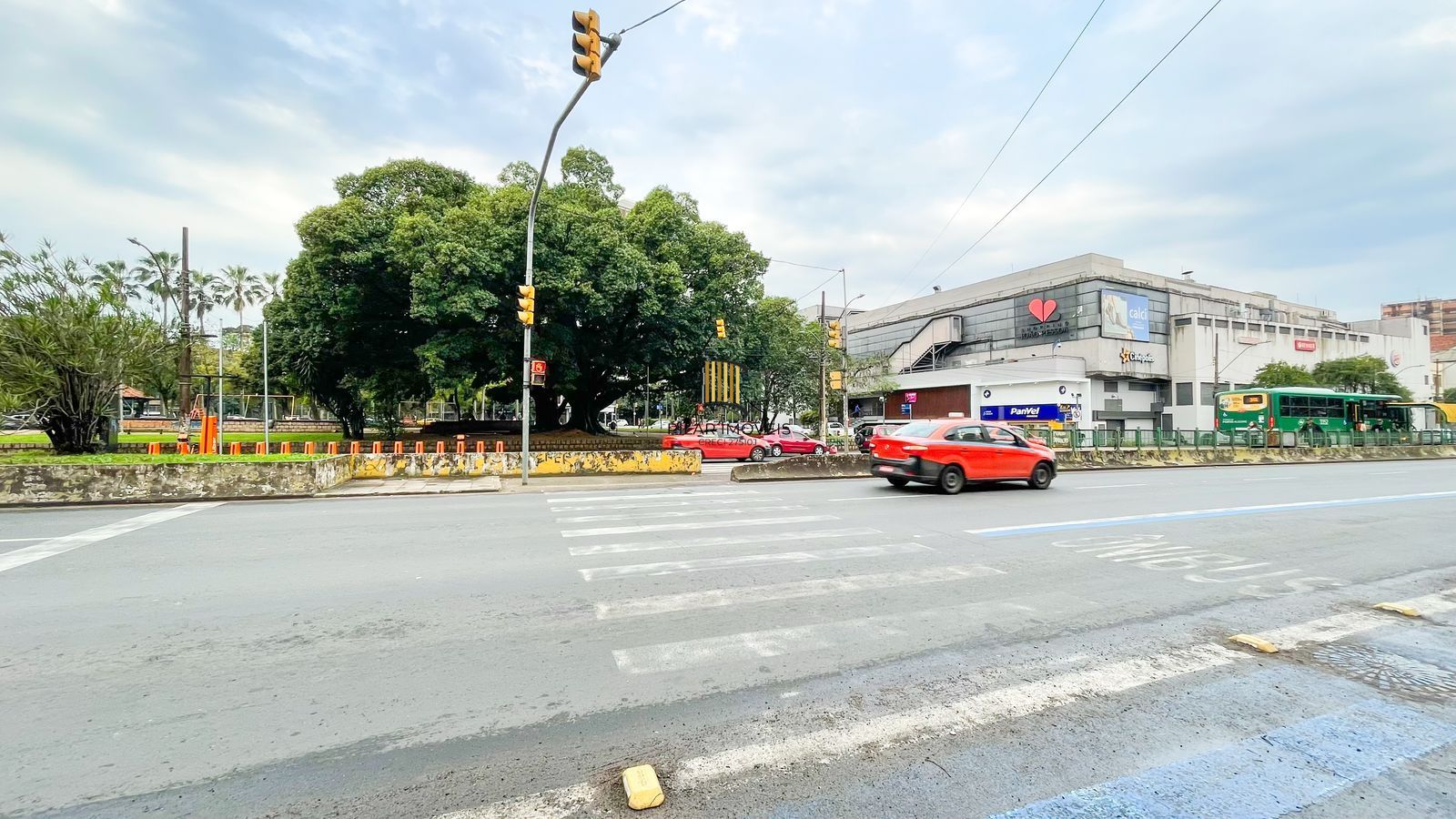 Localização e Oportunidade, apart. 2 Dorm. 2 Banh. Área de serv. Dep. ou outro quarto.