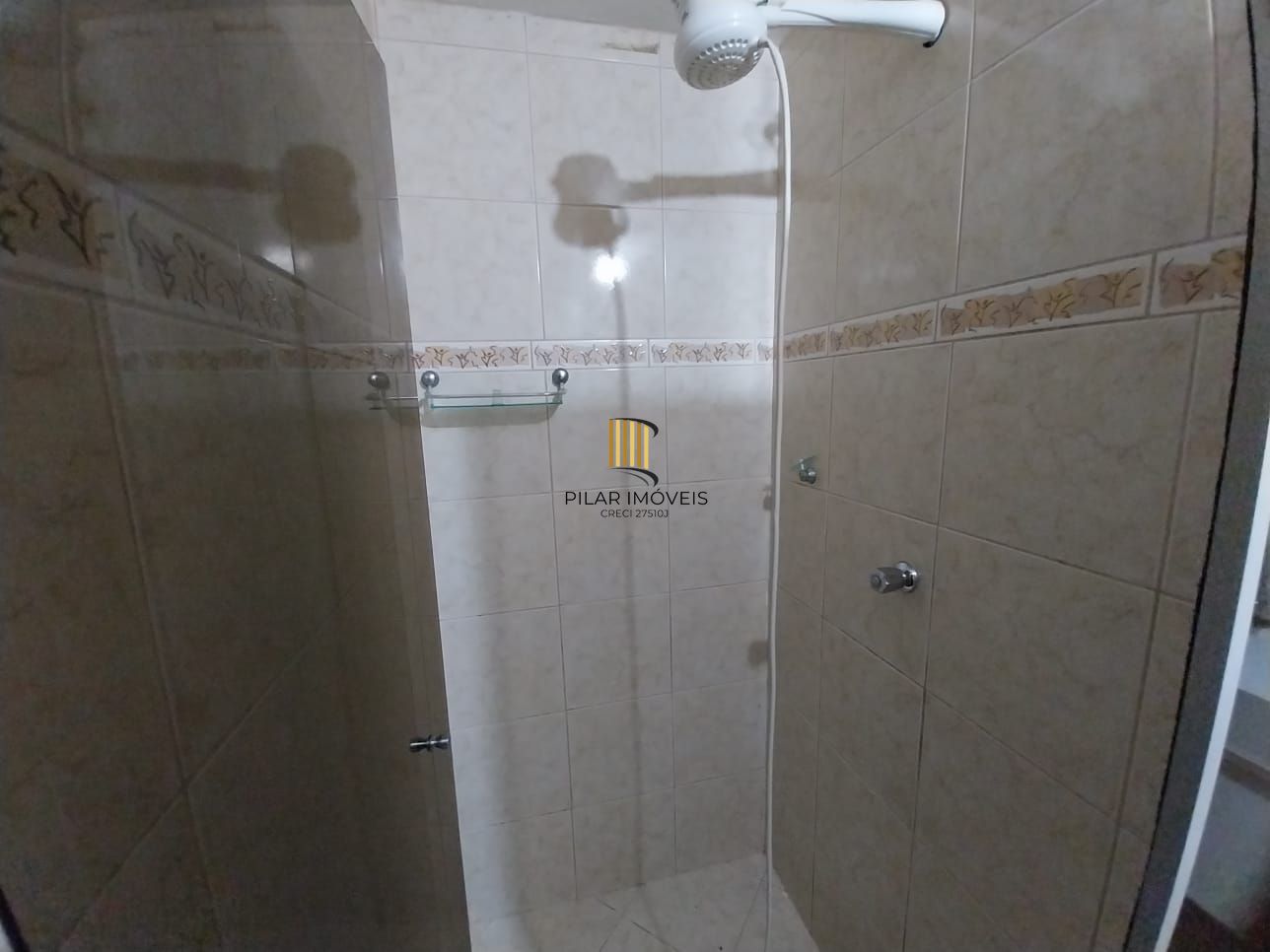 Apartamento térreo, 2 dormitórios. 2 banheiros, demais peças, Menino Deus