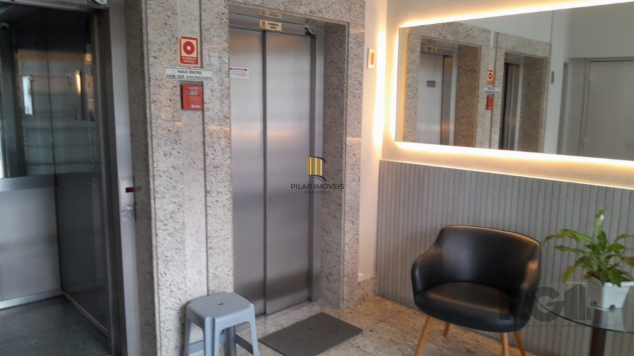 Apartamento semi- mobiliado 02 dormitórios, 01 suíte,andar alto,na Cidade Baixa