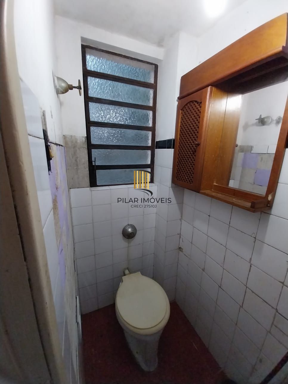 Apartamento térreo, 2 dormitórios. 2 banheiros, demais peças, Menino Deus