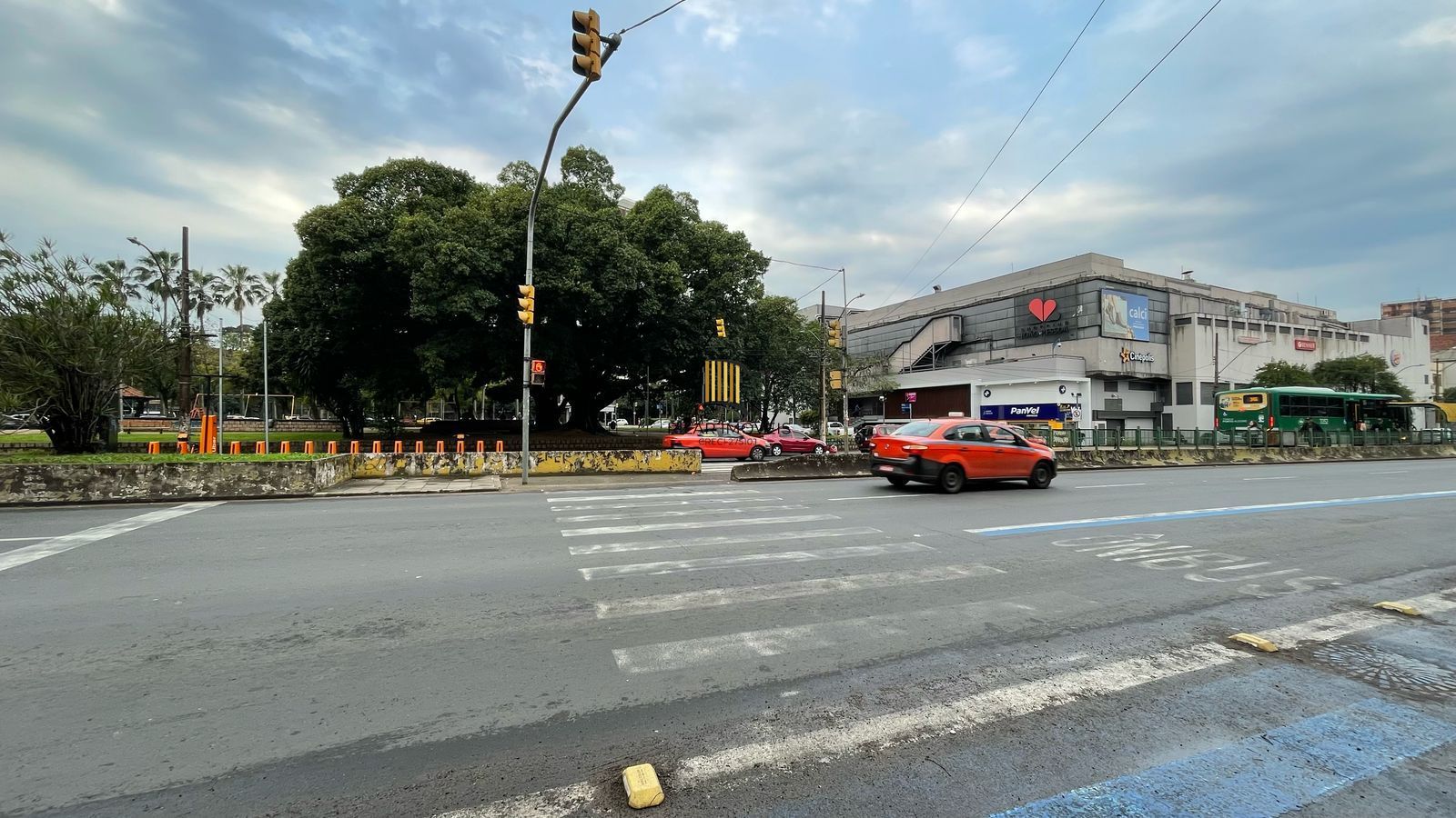 Localização e Oportunidade, apart. 2 Dorm. 2 Banh. Área de serv. Dep. ou outro quarto.