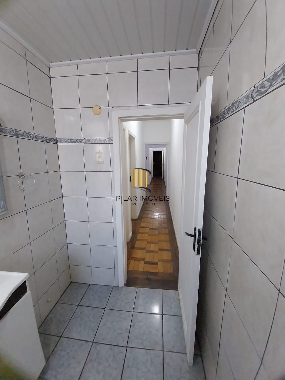 Oportunidade apartamento 2 dormitórios, com sacada em um deles e área de serviço. Centro Histórico P. Alegre.