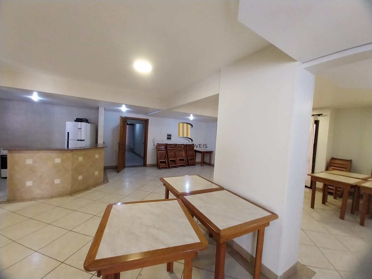 Excelente apartamento, BOX duplo, Cidade Baixa, 3D, 1 suite, semimobiliado, sala de jantar e 2 salas de estar, lareira e churrasqueira. 2 banheiros.