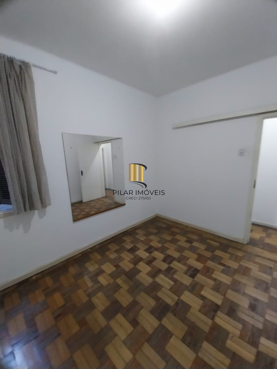 Oportunidade apartamento 2 dormitórios, com sacada em um deles e área de serviço. Centro Histórico P. Alegre.