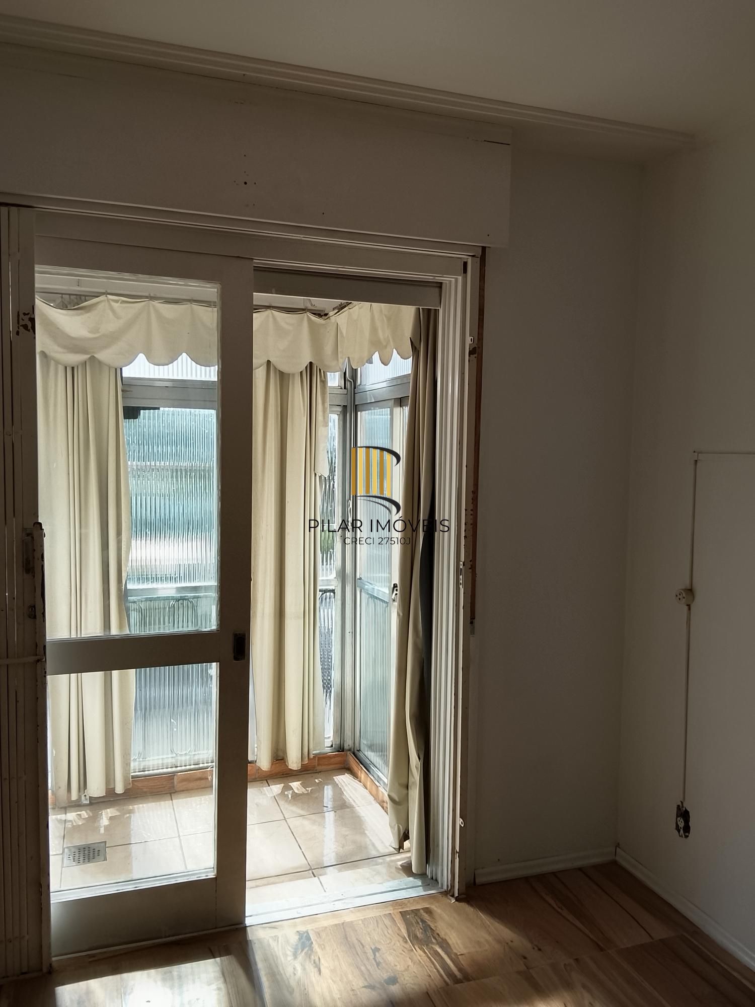 Ótimo apartamento 1D, desocupado na Medianeira, preço atrativo.