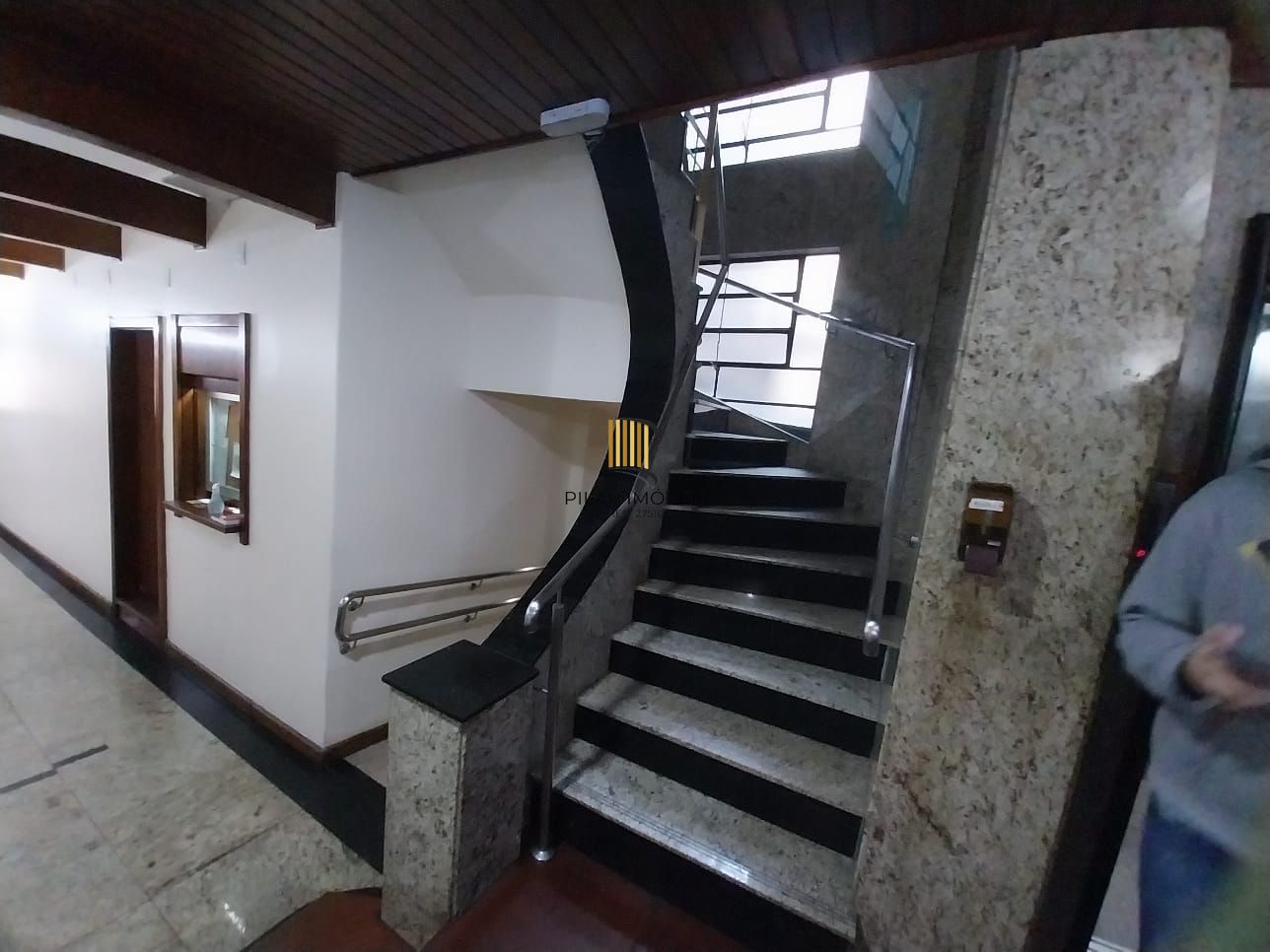 Oportunidade Excelente Apartamento 1D Mobiliado 2 piso com elevador Cidade Baixa.