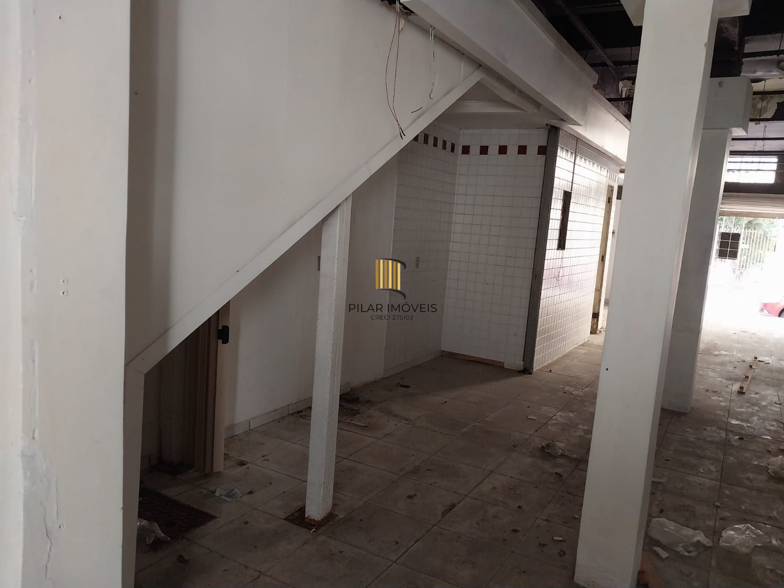Prédio na Duque de Caxias, desocupado espaço amplo. Preço atrativo.