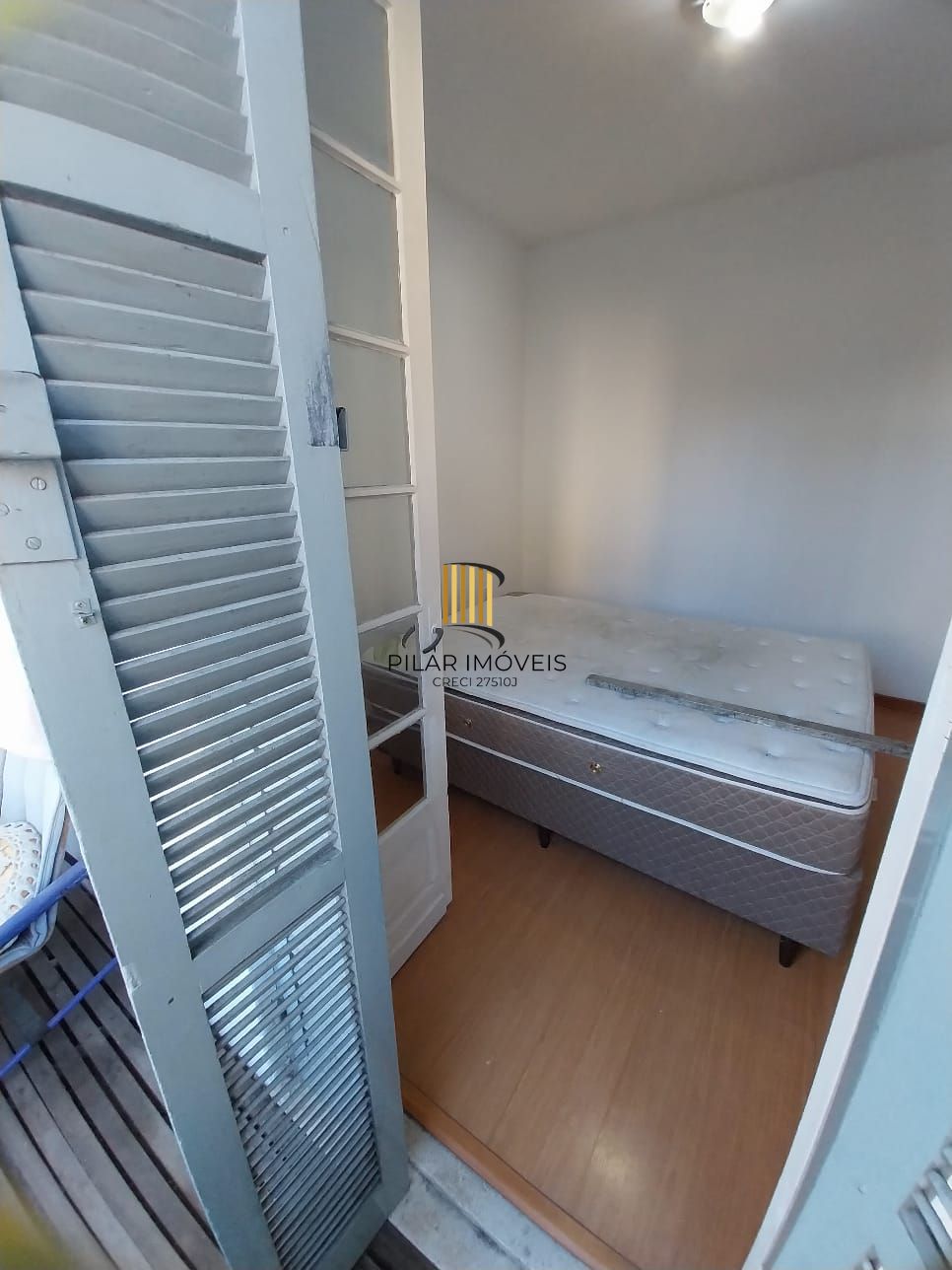 Oportunidade apartamento 2 dormitórios, com sacada em um deles e área de serviço. Centro Histórico P. Alegre.