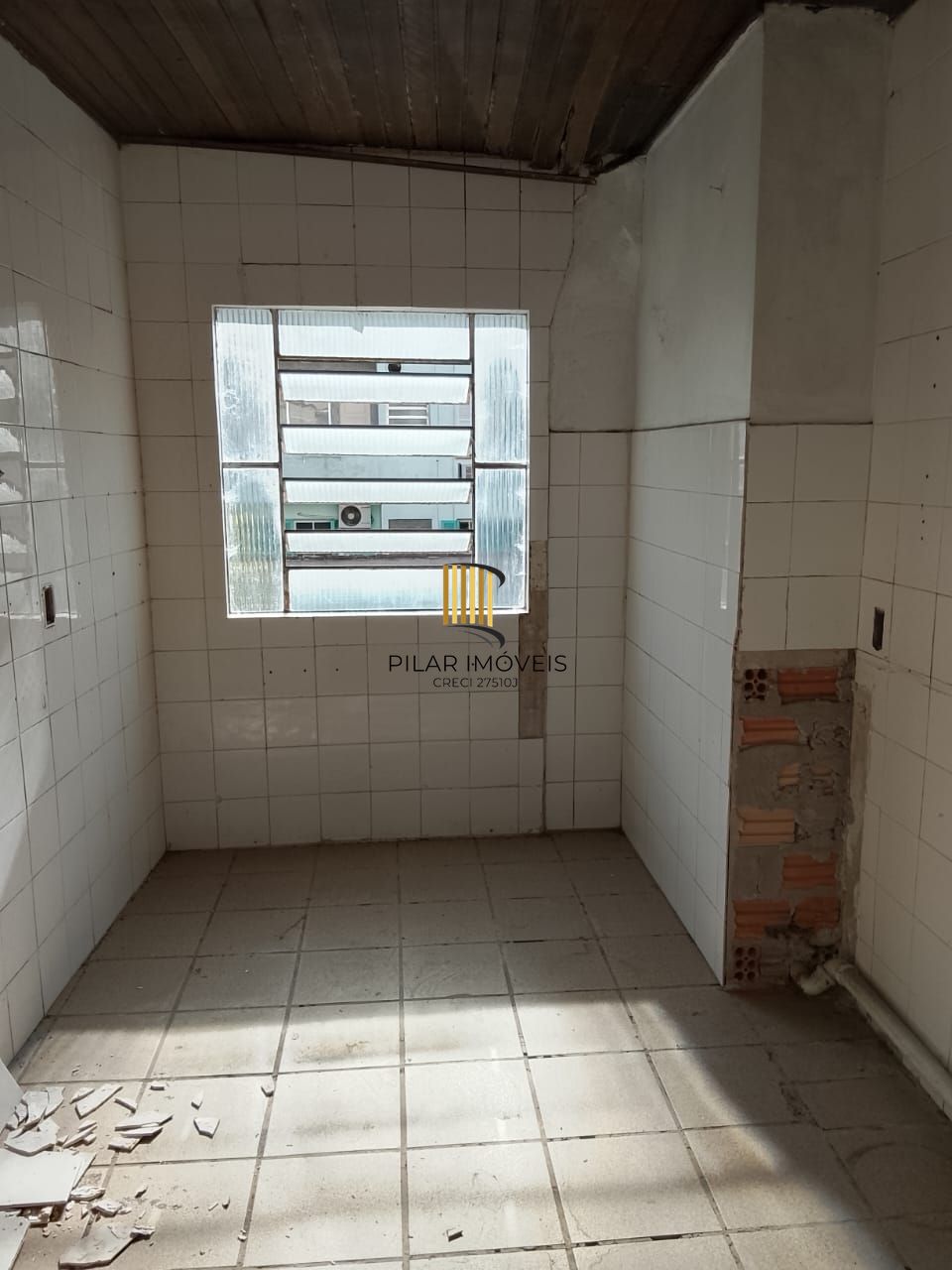 Prédio na Duque de Caxias, desocupado espaço amplo. Preço atrativo.