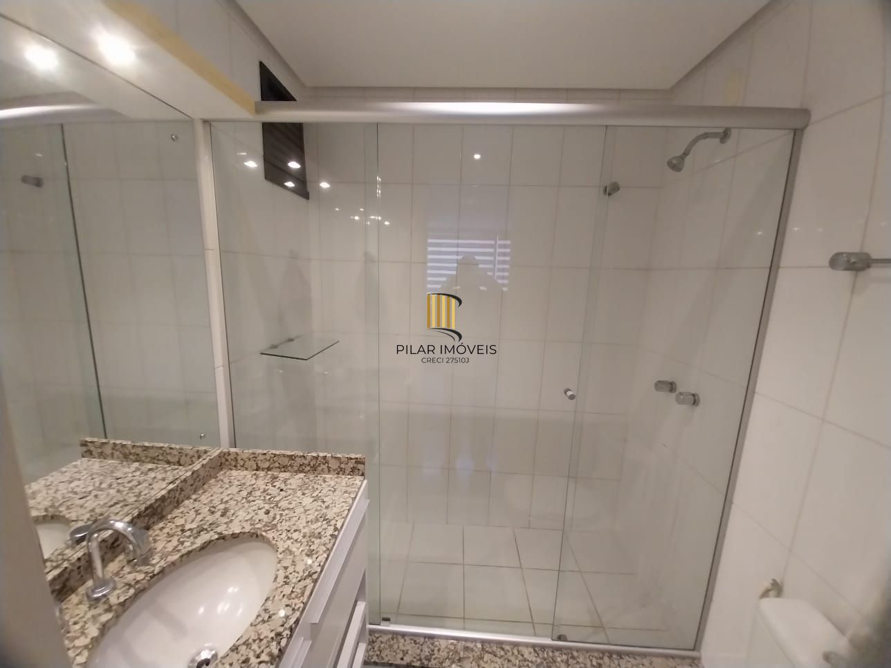 Excelente apartamento, BOX duplo, Cidade Baixa, 3D, 1 suite, semimobiliado, sala de jantar e 2 salas de estar, lareira e churrasqueira. 2 banheiros.