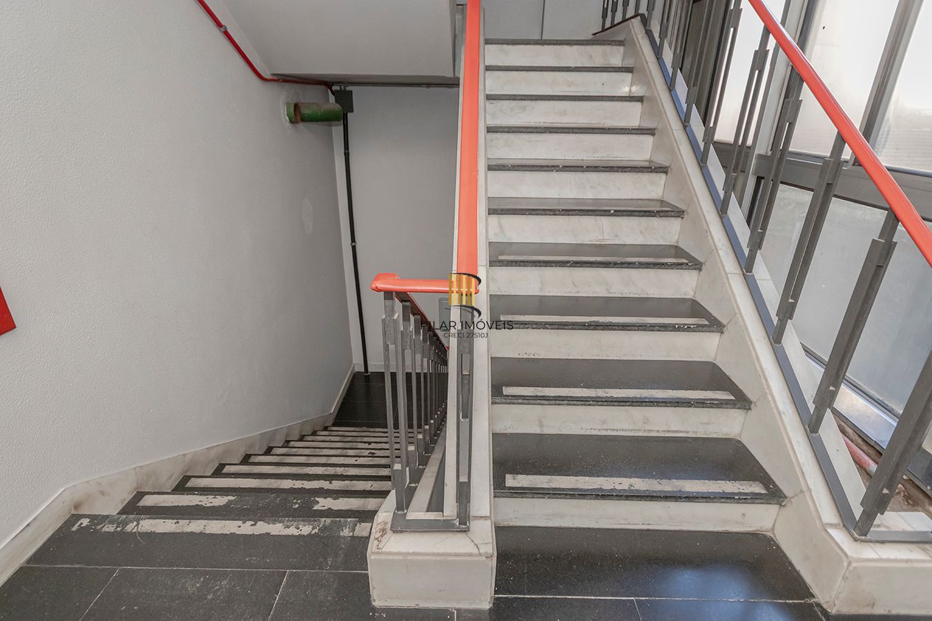 Conjunto Comercial, meio andar inteiro com várias salas e salão!