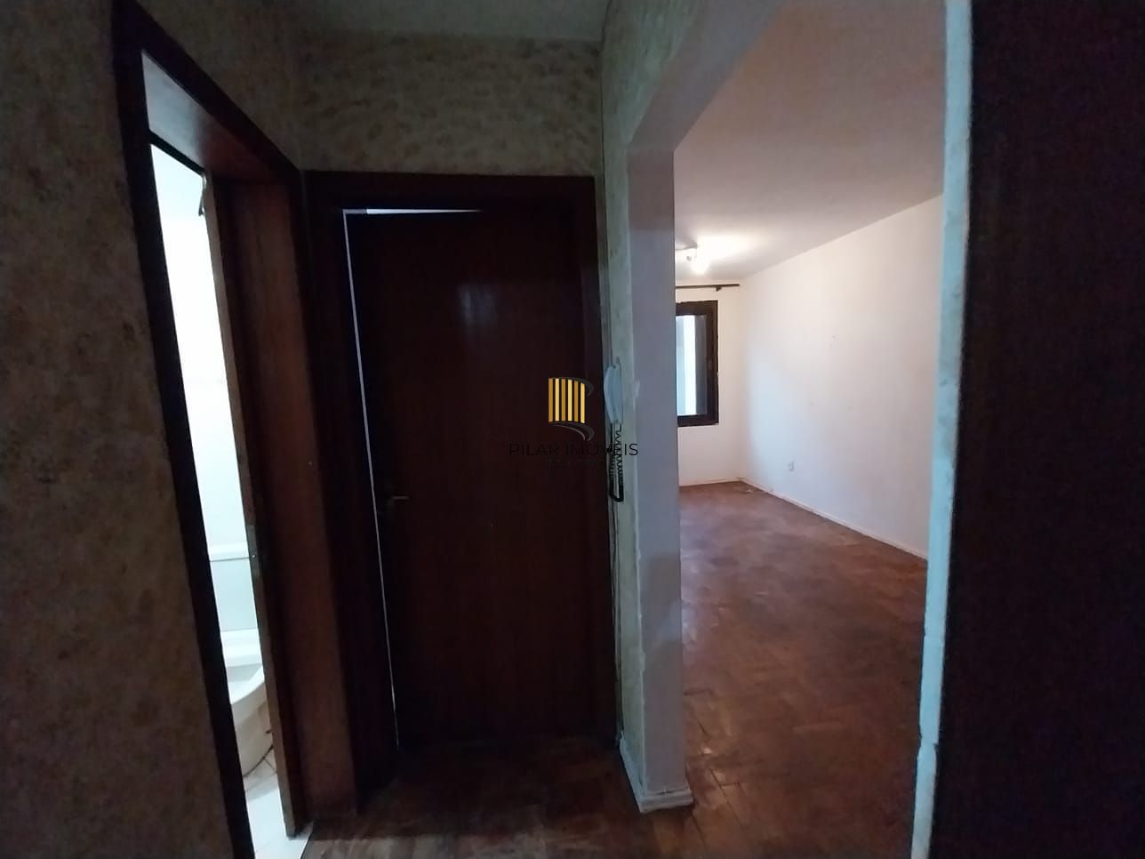 Apartamento térreo, 2 dormitórios. 2 banheiros, demais peças, Menino Deus