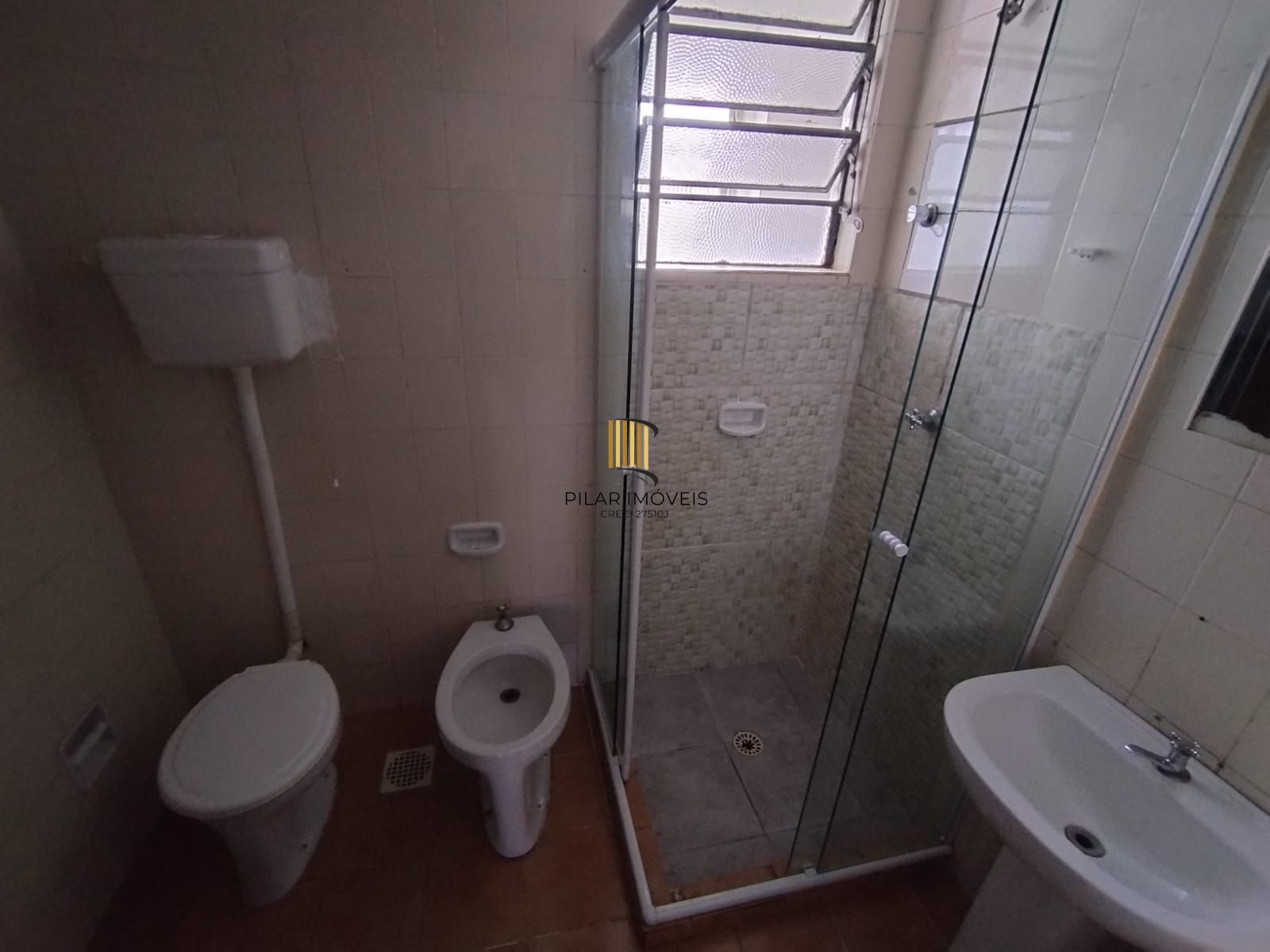 Apartamento 3D Reformado, com Box escriturado, coberto e fechado.