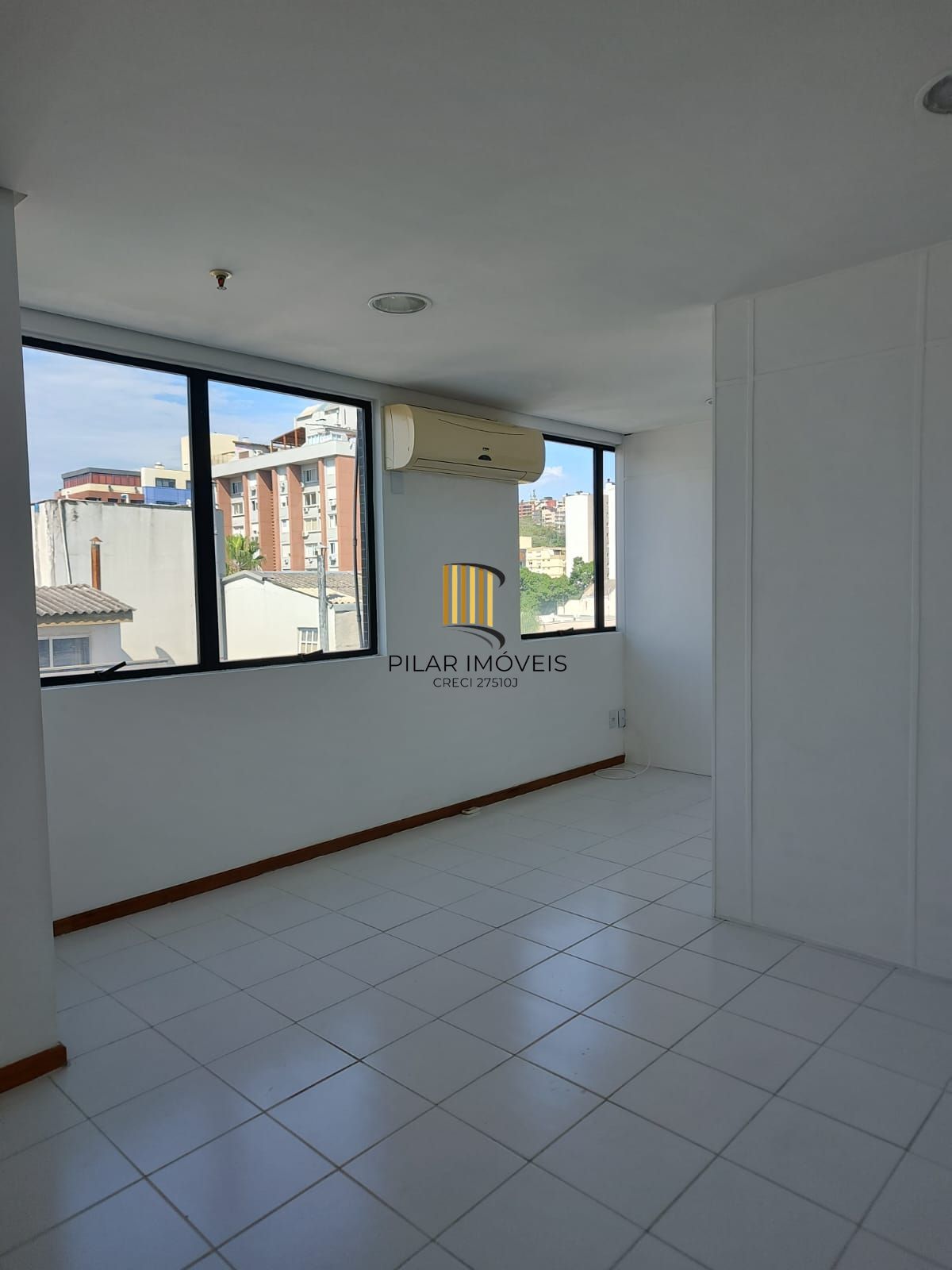 Salão comercial no bairro Menino Deus