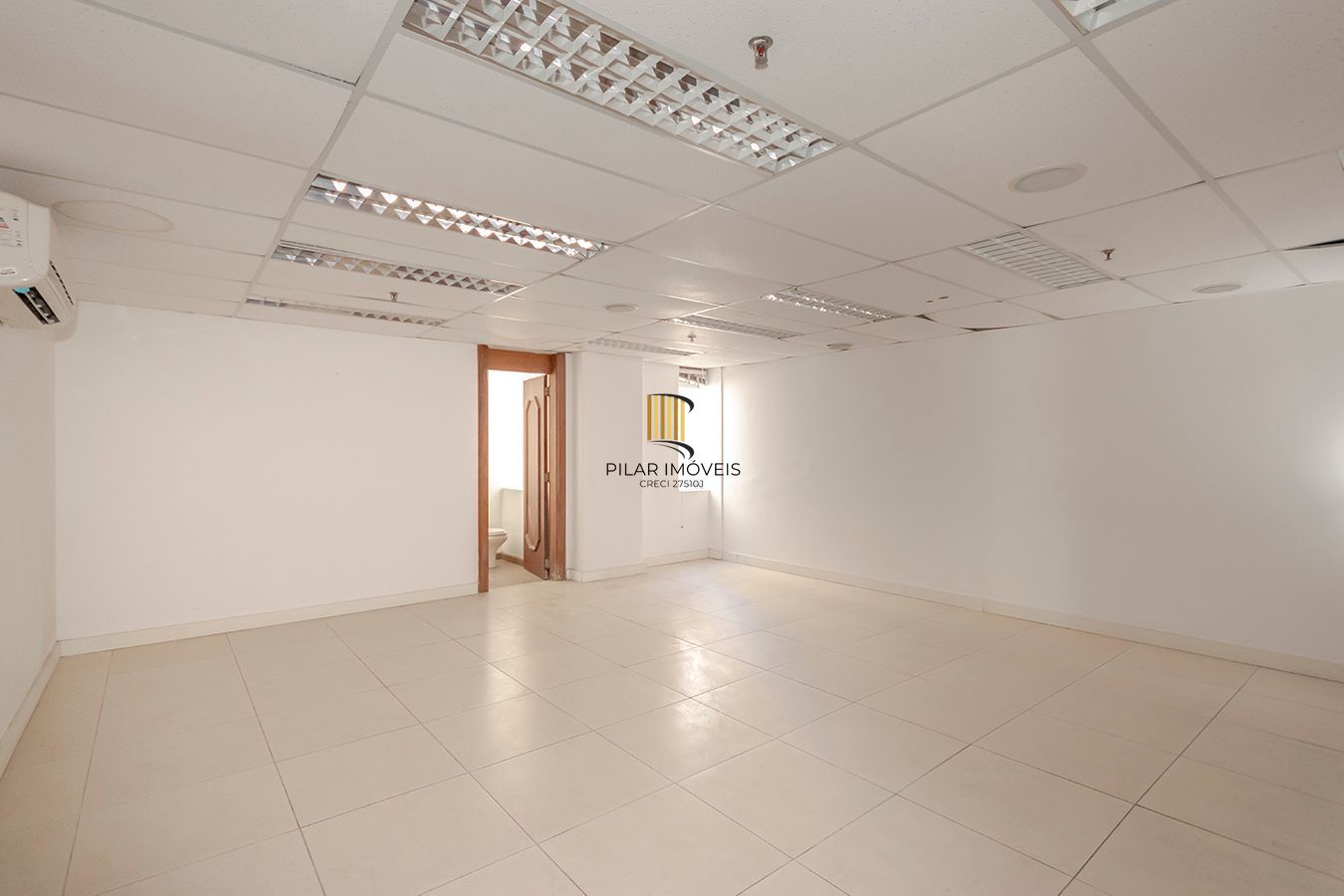 Conjunto Comercial, meio andar inteiro com várias salas e salão!