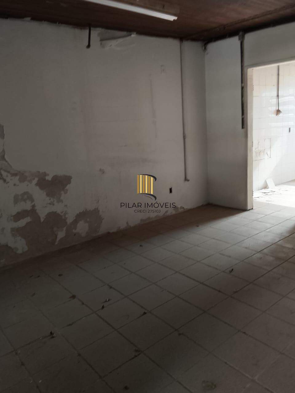 Prédio na Duque de Caxias, desocupado espaço amplo. Preço atrativo.