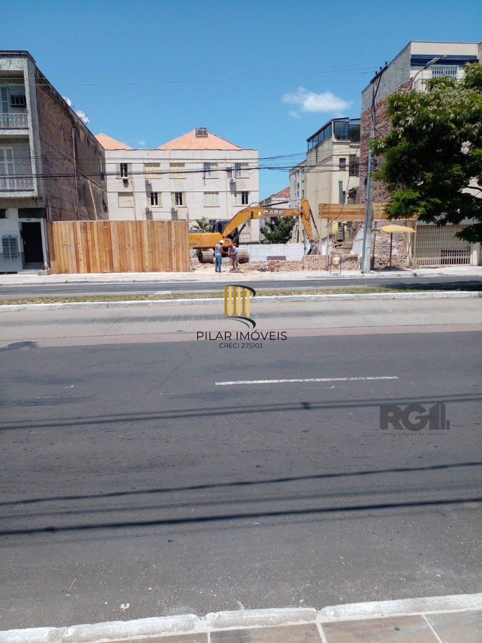 Compre terreno na Av Bento Gonçalves, 20,24 X 24M2,Bairro Partenon