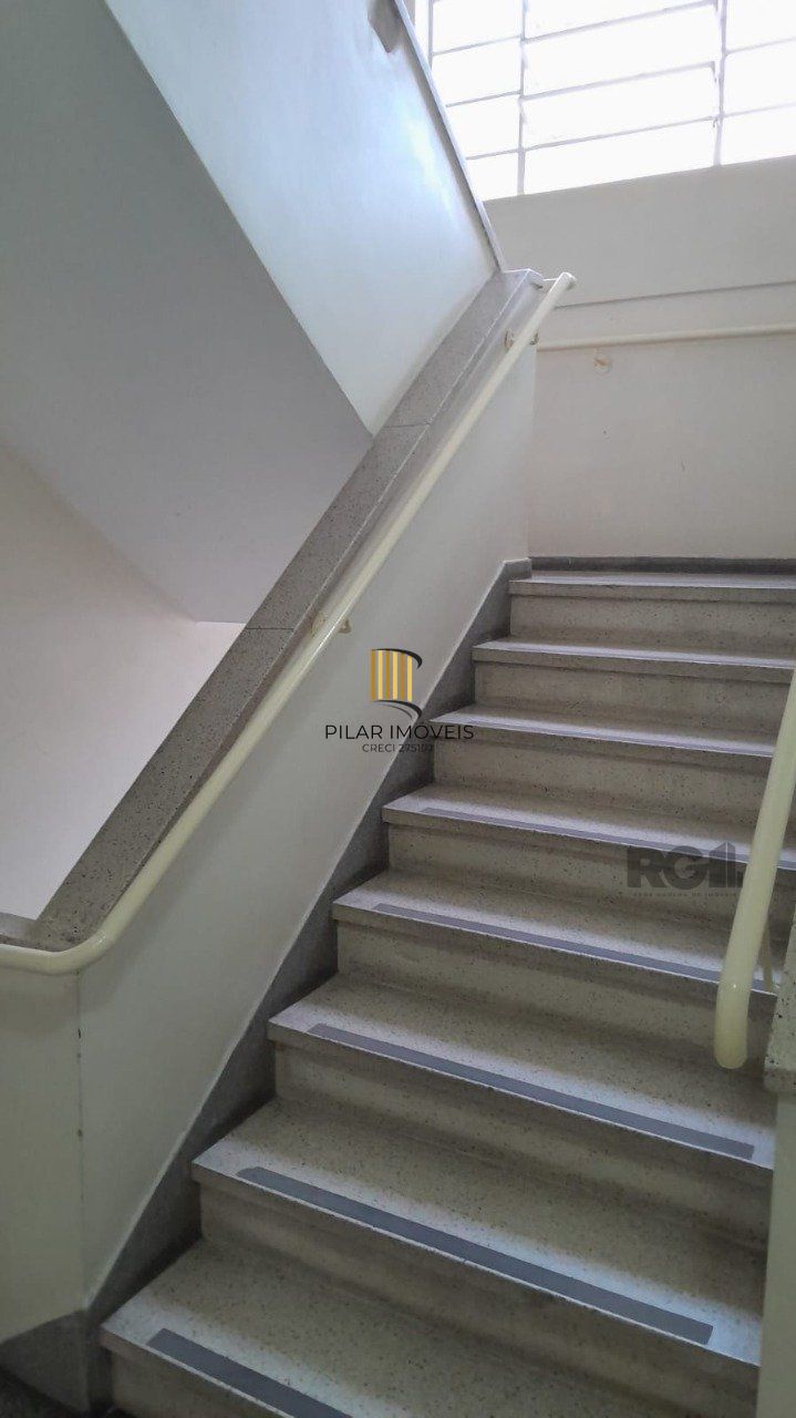 Compre 1 quarto,desocupado,próximo a Rua Lima e Silva e Supermercado Zaffari