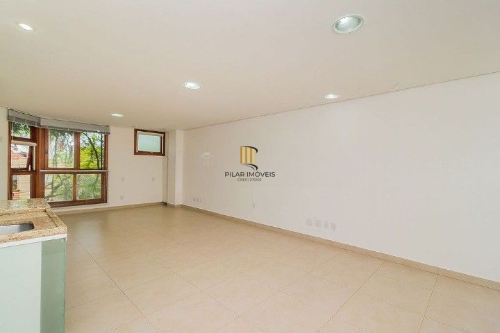 Sala,bairro Petrópolis, com ampla metragem,43,20M2, conservação impecável