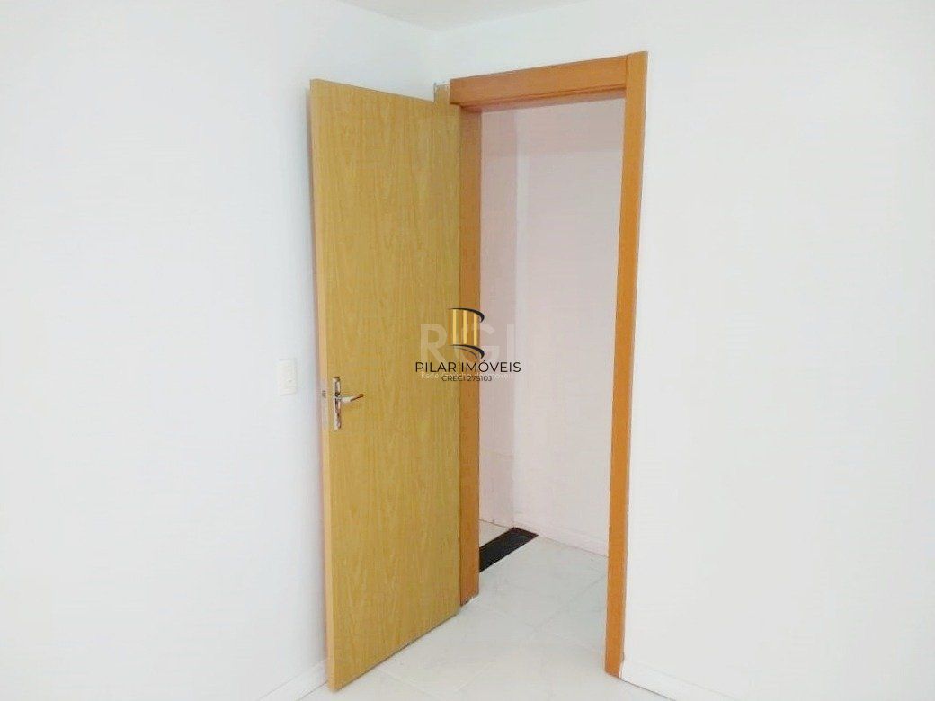 Apartamento com 3 dormitórios, com sacada, no bairro Santos Dumont em São Leopoldo. Condomínio com infra completa, incluindo piscinas adulto e infantil, segurança e portaria 24h.
