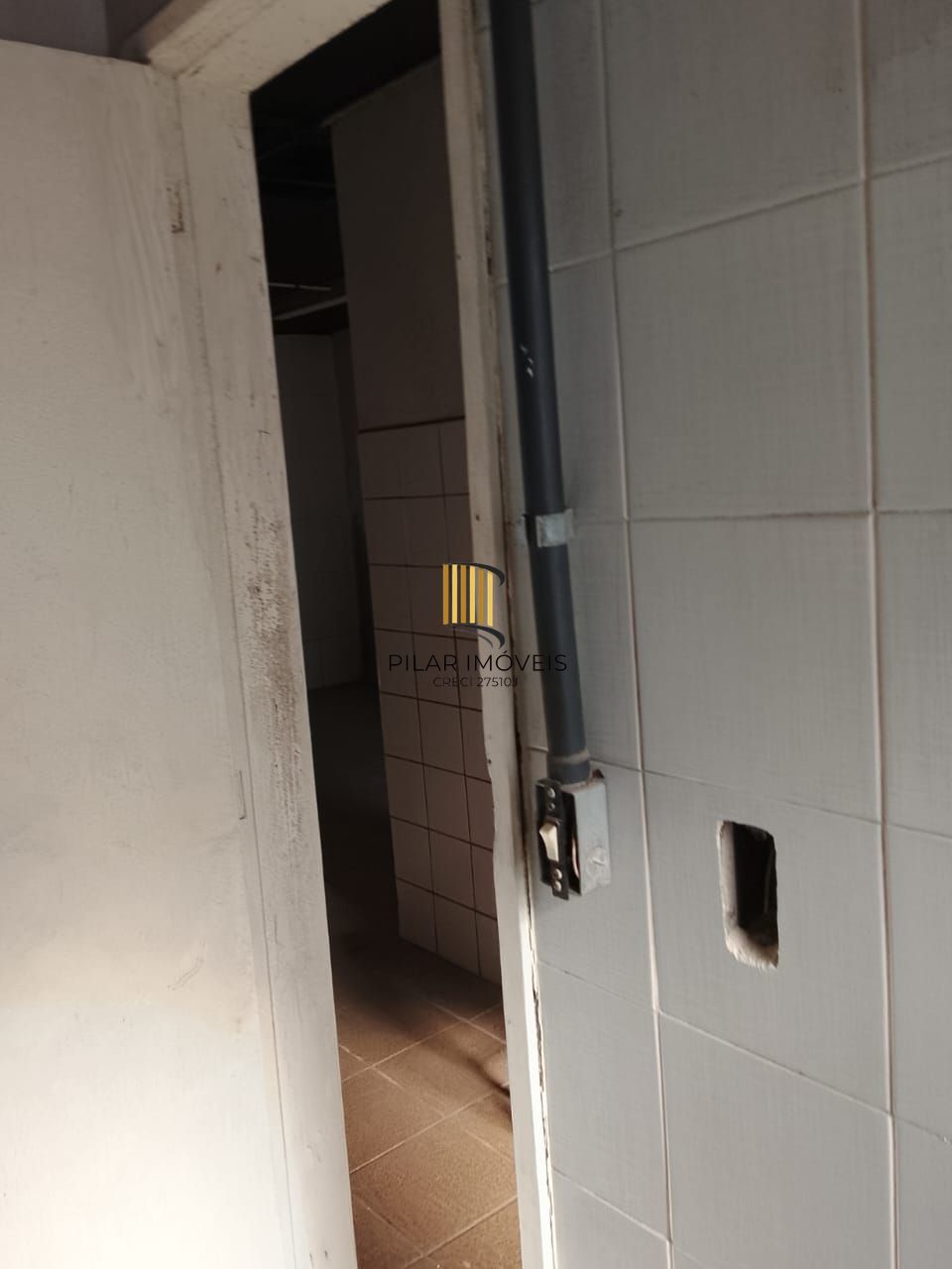 Prédio na Duque de Caxias, desocupado espaço amplo. Preço atrativo.