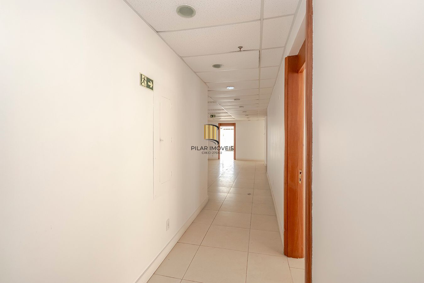 Conjunto Comercial, meio andar inteiro com várias salas e salão!