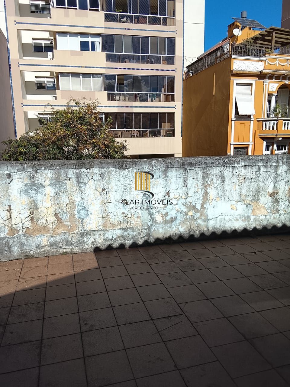 Prédio na Duque de Caxias, desocupado espaço amplo. Preço atrativo.
