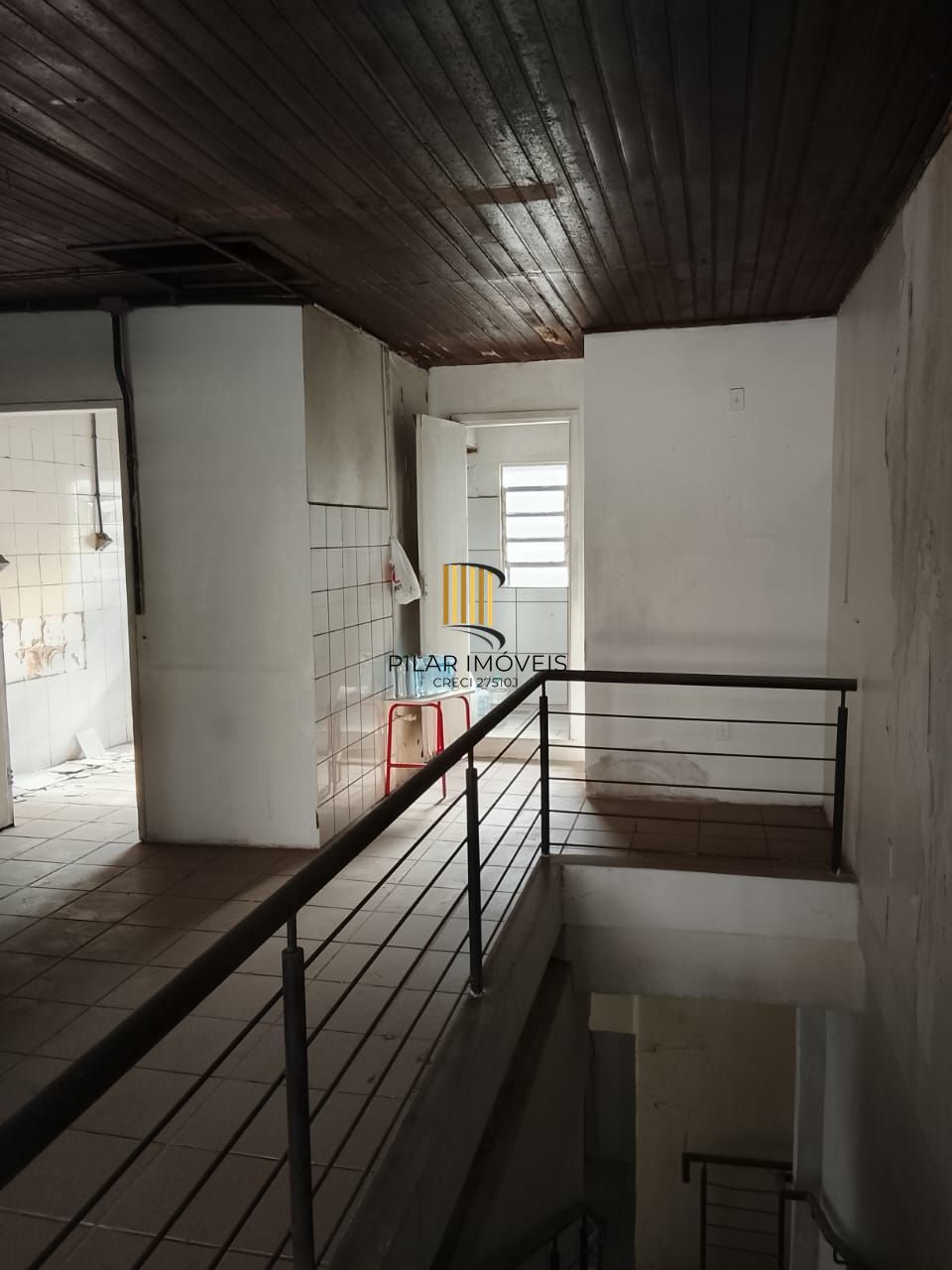 Prédio na Duque de Caxias, desocupado espaço amplo. Preço atrativo.