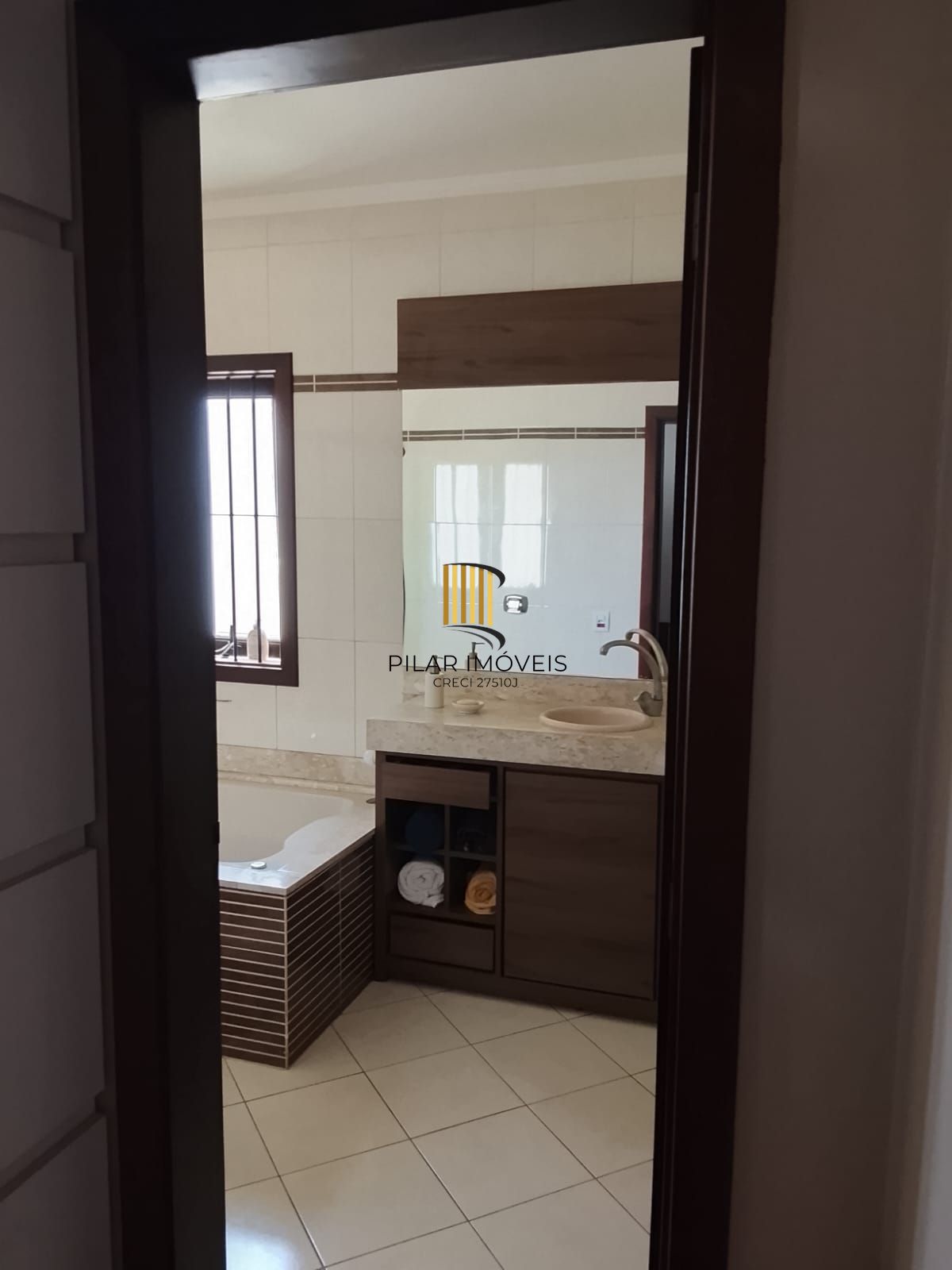CASA / SOBRADO 5D e 10 vagas 3 Banheiros - Pátio enorme c/ Jacuzi e Pergolado - Living 3 ambientes - Sta Teresa
