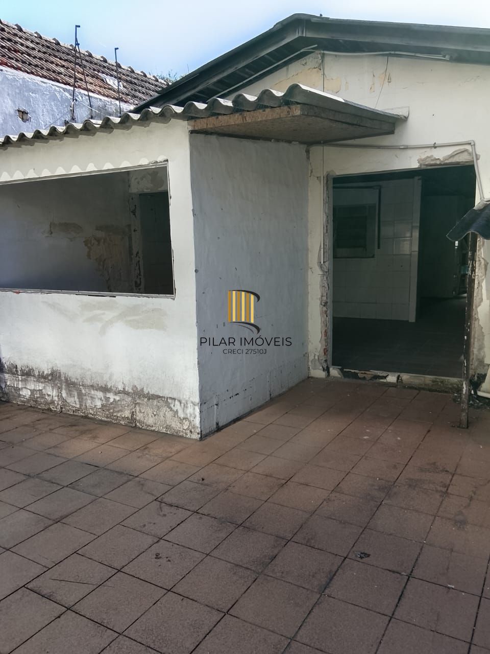 Prédio na Duque de Caxias, desocupado espaço amplo. Preço atrativo.
